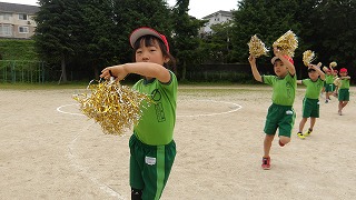 キラキラのポンポンを弾ませながら元気よく踊ります