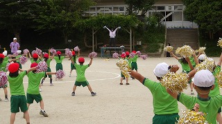 先生のお手本のダンスに合わせてリズムよく動きます