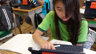タブレットを使い、個別に調べ学習を進めていきます