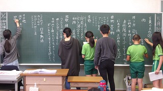 調べたことを黒板で共有。あっという間に黒板が情報で埋まりました。