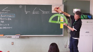 専科教員は、分度器の目盛りの見方を90度より大きいかという視点で確認させていました