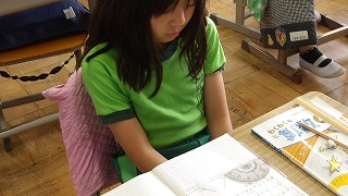 分度器の中心や線を図形のどこに合わせると良いのか丁寧に確認