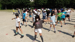 曲に合わせ、校庭いっぱいに移動しながら表現します