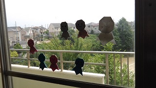 4年1組の窓には折り紙で作られたテルテル坊主が。子供たちの願いが叶うといいですね!