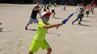 実際に傘を使って演じます