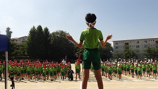 代表児童の指揮に合わせて皆で校歌を歌います