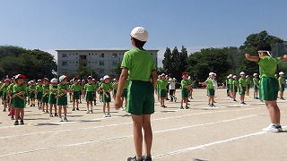 体をほぐすラジオ体操。怪我をしないよう体を温めます。