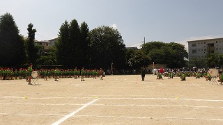 応援合戦でお互いにエールを送り合います