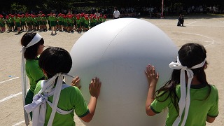 大玉送り スタートのピストルを待つ緊張の時