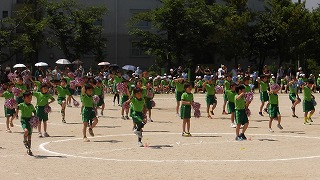 前を見て笑顔いっぱいにダンスする姿がとてもかわいらしいですね