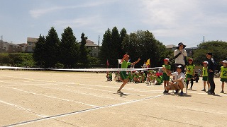小学生としてはラストラン!嬉しさのあまり、ピースでゴール!