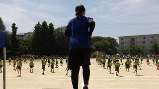 軽快にダンスをしながら登場