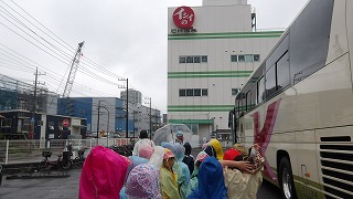石井食品八千代工場に到着。ミートボールやハンバーグなどが安心安全に作られている工程を目にすることができました