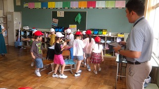 椅子取りゲームを体現させ、楽しく学習をスタートさせています