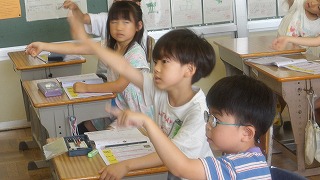 空書きで漢字の筆順を確認します