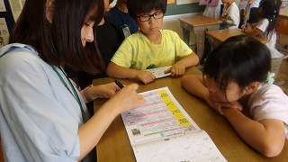 担任にチェックを受け、丸をもらえると大喜びです
