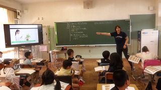 教室で観察のポイントを確認しています