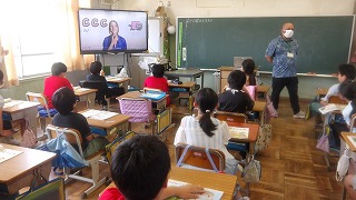 世界の子供たちが曜日ごとにどんな活動をしているか、映像で見ていきます