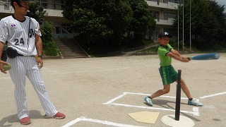 ボールスローを教えてもらった後は、ティーボールのゲームを行いました