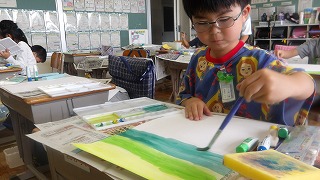 アジサイの葉っぱをイメージし、自分で緑色を作り出します