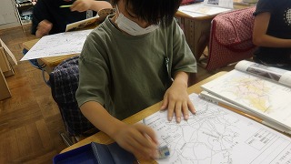 最後に白地図に道路と鉄道名を記入し、これらはどこに集中しているのか社会の用語を使ってまとめました