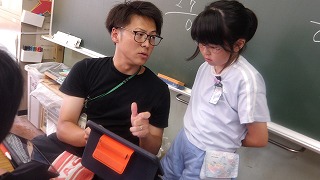 子供同士、先生に質問する子など、多くのコミュニケーションの場面がありました
