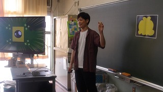ブランドマーケティング企業の方を講師に、カードゲームを通した課題解決の学習をしました