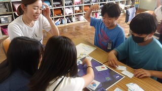 アイテムの使い方は自由。子供たちの柔軟な発想に時に笑いが起こります