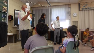 2年生は外国語、ALTと楽しく発音します