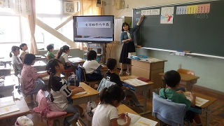 3年生は算数専科による大きな数の学習。専科の先生の手作り教材が視覚的に分かりやすいです