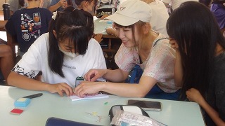 5年は家庭科、ボタン付け。こちらも保護者の方々が寄り添ってくれ上手にできました
