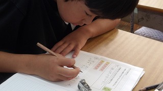 桁数の大きな数を比較して大小を不等号で記します