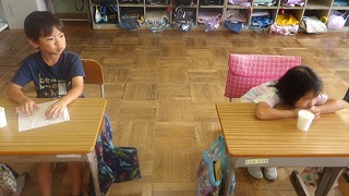10秒間フッ化物を口に含みます。あまり美味しいものではないようで、表情は様々です。