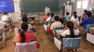 6年生の子供たちもしんとして、真剣に聞いています