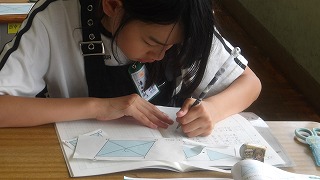正方形や平行四辺形の中にある三角形から合同な図形を探します