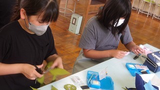 これまで学んだ手縫いの縫い方を応用して、自分だけのオリジナル作品に取り組みます