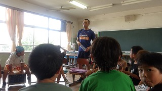 輪になり、夏休み前に企画するお楽しみ会の内容について考えました