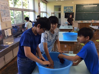 今回はケチャップなどで汚した靴下を洗います。手でもみ洗いを体験します。汚れは落とせるかな?