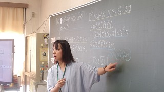 担任は、98円と100円を比較しやすい図に表して板書を整理しています