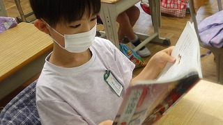 姿勢よくして教科書を読むこと、ノートを書く時にはなぜ下敷きを入れるのかなど、担任は時折学習の仕方を伝え、自然に子供たちも定着していきます