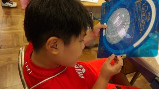 子供たちはそれぞれに配布された「星座早見盤」に興味津々。試行しながら仕組みを覚えていきます