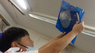 全員で一斉に早見盤を使ってみました。月日、時間を合わせ、皆で同じ方向を見上げることで正しい使い方を確認できました