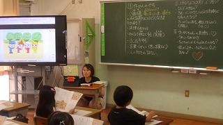 担任の板書も丁寧にまとめられ、子供たちの思考の整理が見える化されています