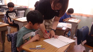 子供たちは登場人物の視点になって、気持ちや考えをノートに書き出しています