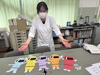 栄養士さんとSSS（スクール・サポート・スタッフ）さん作「５大栄養素レンジャー」。どこに掲示されるのか乞うご期待！