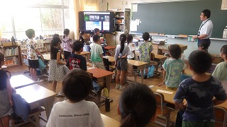 各教室がオンラインで繋がり、今月の歌「空がこんなに青いとは」を歌いました