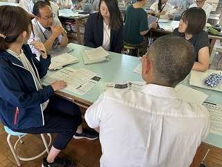 一人一研究のグループ内発表。10分ずつの持ち時間で、児童の実態、目指したい児童の姿や研究仮設などを話し、協議していきます