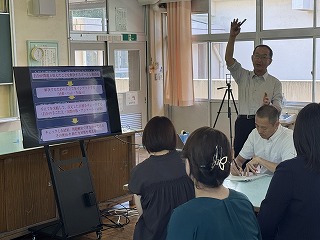 講師の先生からは、一人一研究により教員の指導力の向上、児童の学力の向上、同僚性の強化に繋がることが話されました。また、一人一人の研究についての視点をいただけました。