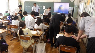 100人近くの子供たちの参加がありました。本校職員だけでなく、二和高校の生徒さんもボランティアで教えてくれます