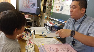 夏休みに制作した作品を先生がチェックし、各教室の廊下に並べられていきます